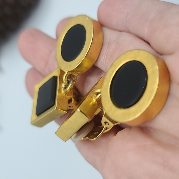 Circa 1980's Karl Lagerfeld Collection Brushed Gold & Black Stone clip earrings! - Picture 10 of 12